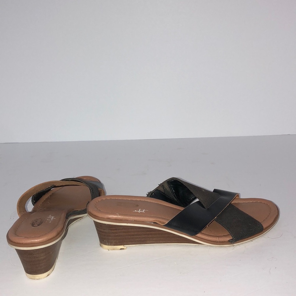 Used sandals - Picture 2 of 3